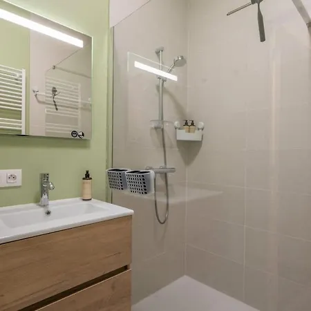 דירה Modern With Private Terrace And Parking